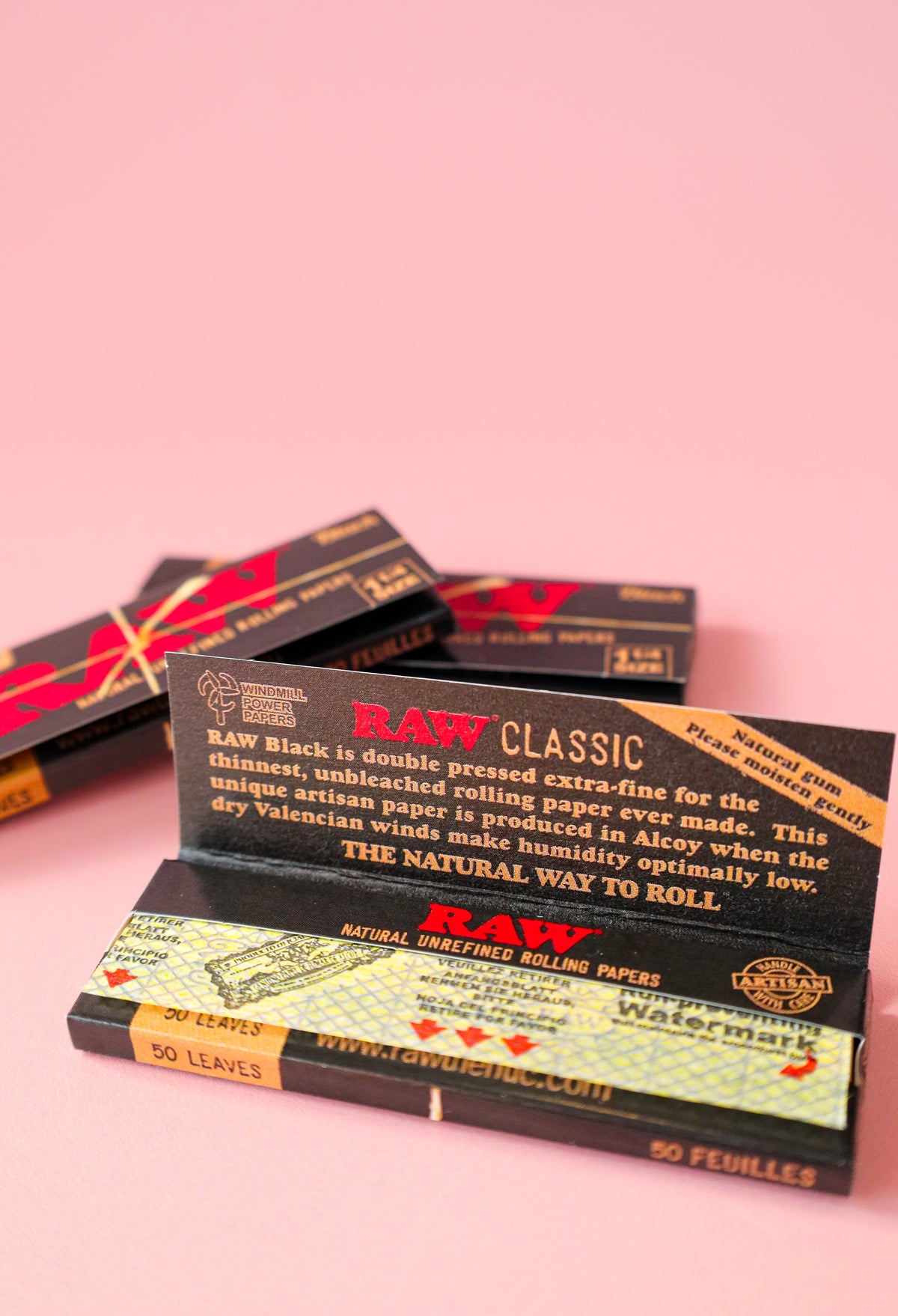 RAW Black 1 1/4 Rolling Papers