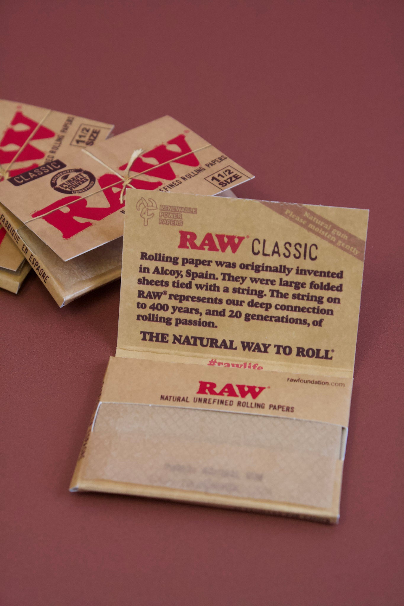 Raw 1 1/2 size rolling papers / Raw