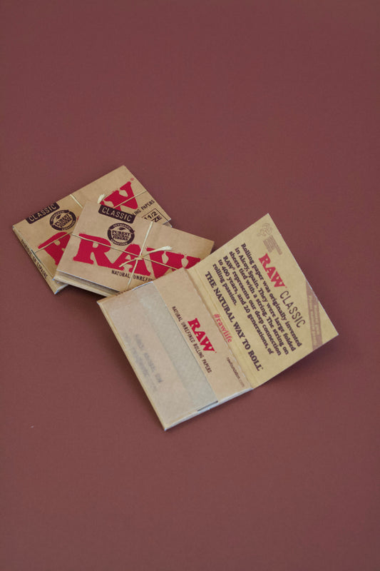 Raw 1 1/2 size rolling papers / Raw